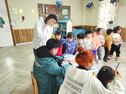 焦作復(fù)明眼科醫(yī)院攜手示范區(qū)永威、百大嘉苑幼兒園，開展兒童青少年視力檢查公益服務(wù)